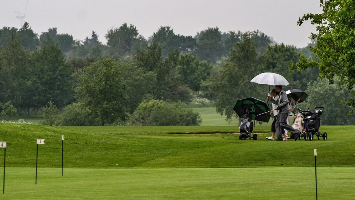 雨天対策 用意しておくと便利なレインアイテムの選び方 ゴルフドゥ ゴルフ豆知識